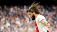 Lasse Schöne viert een doelpunt
