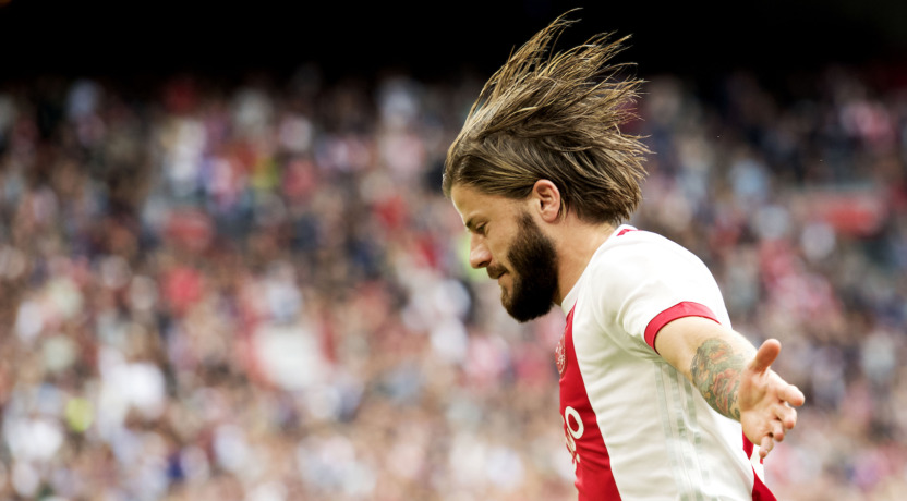 Lasse Schöne viert een doelpunt