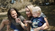 Sherida Spitse met vrouw Jolien en kind