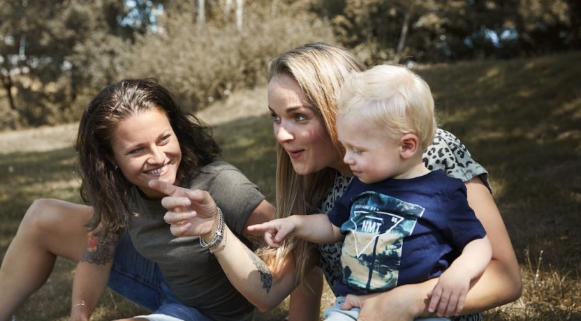 Sherida Spitse met vrouw Jolien en kind