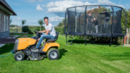 Niki Terpstra met zijn gezin in de tuin