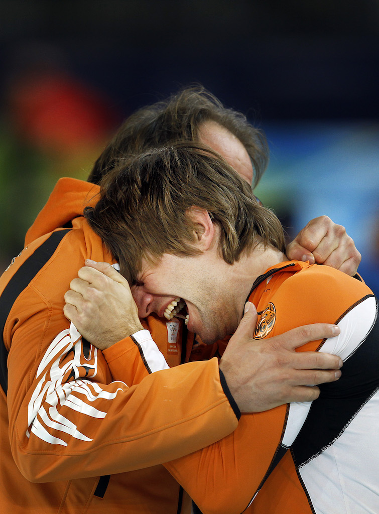 Jac Orie met Mark Tuitert na winst olympisch goud op de 1500 meter in Vancouver.