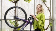 Demi Vollering met fiets
