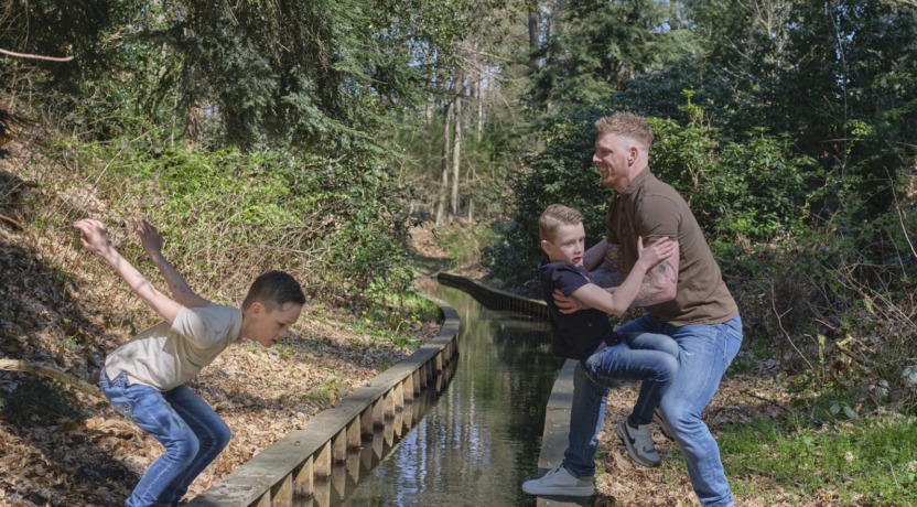Foto Roy van den Berg met kinderen