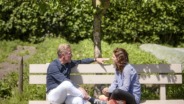 Hans van Breukelen en Barbara Barend op een bankje
