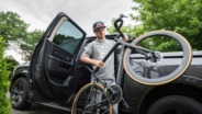 Jeffrey Herlings met fiets