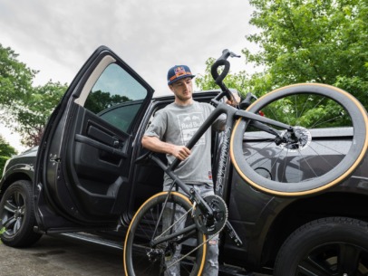 Jeffrey Herlings met fiets