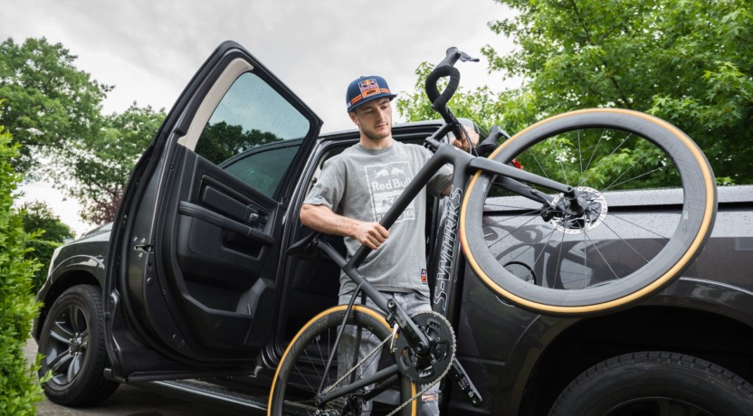 Jeffrey Herlings met fiets
