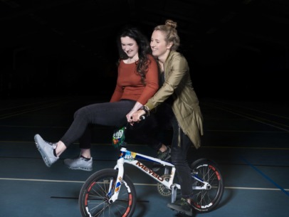 Laura en Merel Smulders op BMX