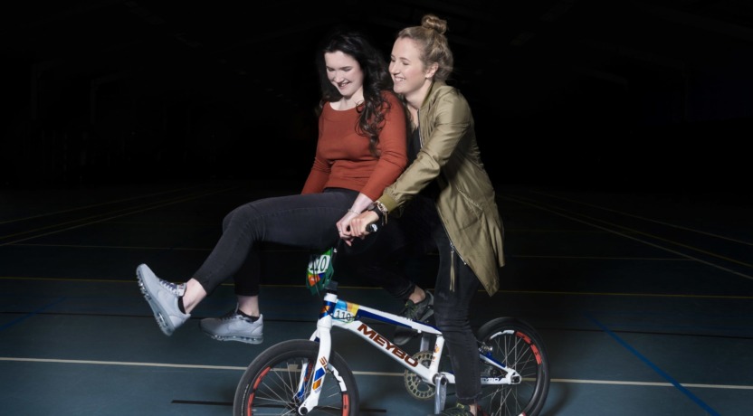 Laura en Merel Smulders op BMX