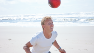 Dirk Kuyt kopt de bal op het strand