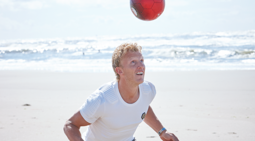 Dirk Kuyt kopt de bal op het strand
